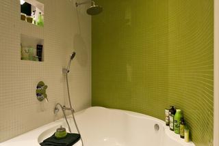Mozaika sposobem na półokrągłą ścianę w łazience