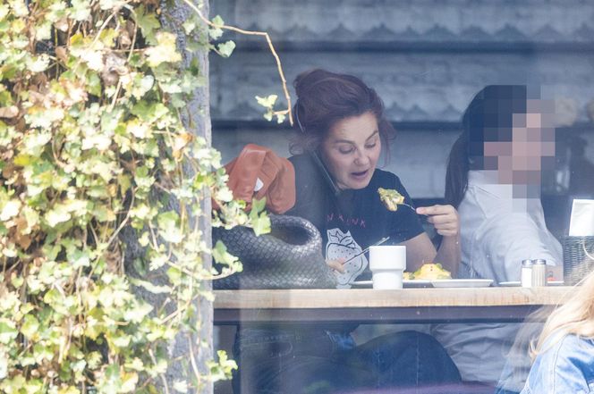 Małgorzata Socha stroi miny przy bajglu