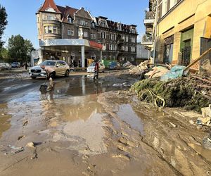 Mieszkańcy Kłodzka i Stronia Śląskiego rozpoczęli wielkie sprzątanie. Chcą zwalczyć skutki powodzi