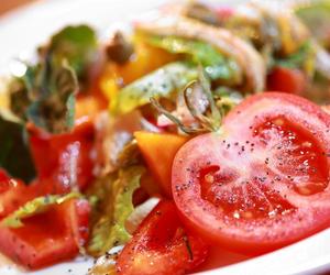 Kroję pomidory, dodaję sos. Cieszę się smakiem, który zawsze się sprawdza