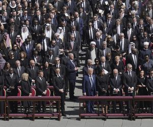 Gafy polityków na pogrzebie papieża Franciszka! Telefony i stroje