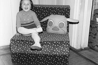 Tak modelki pozowały w reklamach mebli z pianki produkowanej w Zachemie. Do zakupu zachęcała kilkuletnia dziewczynka [HISTORYCZNE ZDJĘCIA]