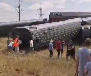 Osiem wagonów pociągu pasażerskiego relacji Kazań-Adler wykoleiło się pod Wołgogradem w Rosji