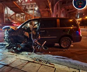 Policyjny pościg na Wisłostradzie. 41-latek rozwalił auto o filar mostu. Był pijany i pod wpływem narkotyków