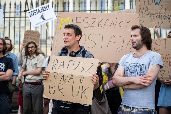 Lokatorzy z Osiedla Przyjaźń protestowali przed ratuszem: "Chcemy umów z miastem, nie wysiedleń!"