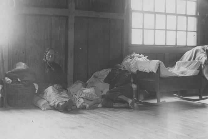 Grupa powodzian podczas odpoczynku (1934)