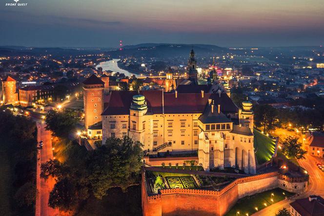 Zamek na Wawelu w nocnej odsłonie Drone Quest [ZDJĘCIE DNIA]