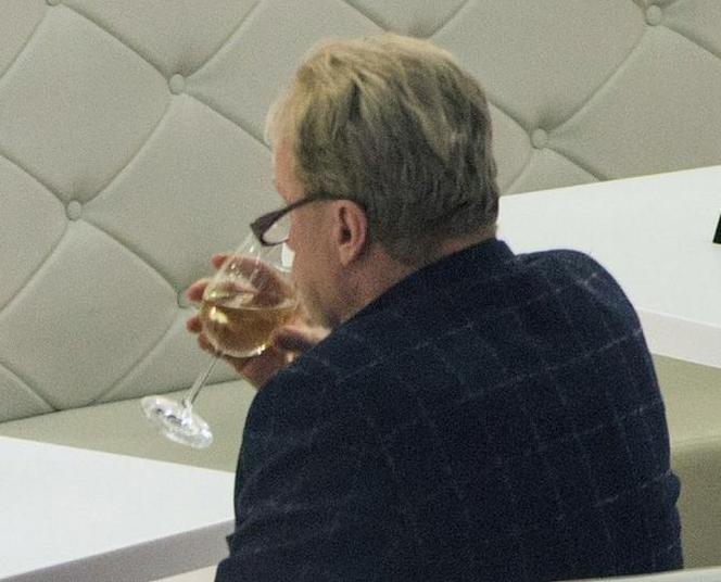 Daniel Olbrychski z żoną na Sushi, ona je on pije