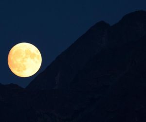 Uczta dla oczu na niebie w Małopolsce. Nad Tatrami pojawił się Zbożowy Księżyc