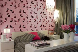 Tapeta w kolorze różowym w sypialni