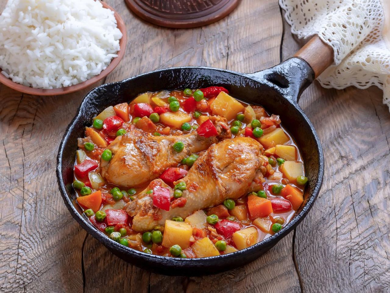 Afritada z kurczakiem - tradycyjny filipiński sposób na aromatycznego kurczaka w sosie warzywnym