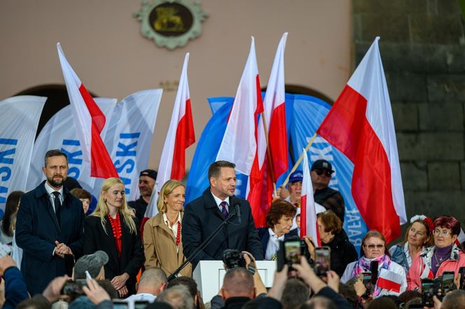 Zorro skradł show Trzaskowskiemu podczas wiecu w Tarnowie. Walczył szpadą i transparentem