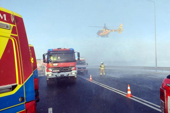 Potworne zderzenie autokaru z tirem. 12 osób rannych, na miejscu śmigłowiec 