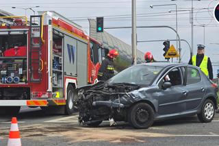 Karetka zderzyła się z osobówką. Ranna kobieta w szpitalu