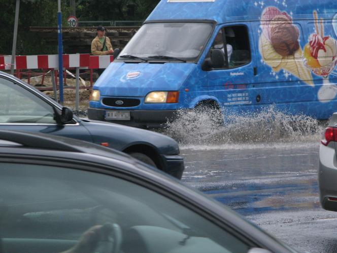 Warszawa: Awaria wodociągu. Powódź na ulicy Marynarskiej (GALERIA)