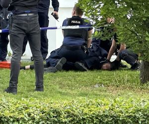 Wiadomo, kto zaatakował siekierą na kampusie UW w Warszawie. Policja ujawnia wstrząsające szczegóły