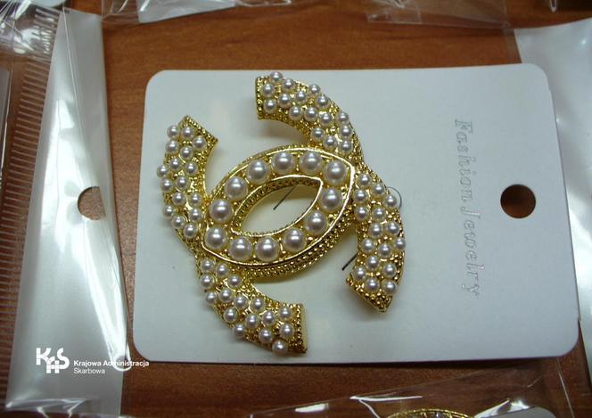 Podrabiana biżuteria CHANEL w paczce z Chin