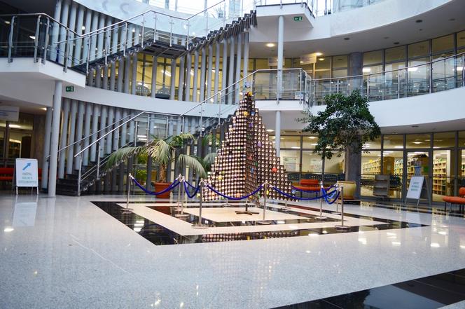 Olsztyn. Nietypowa choinka w bibliotece uniwersyteckiej. Powstała z dyskietek