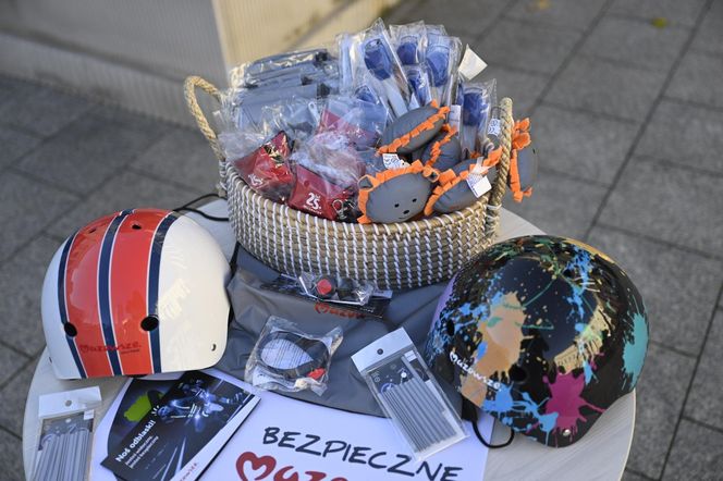 Rośnie liczba wypadków z udziałem hulajnóg. Radni Mazowsza apelują do dzieci i młodzieży: „Noście kaski i odblaski!”