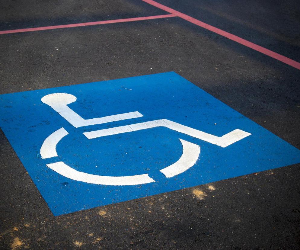 Niepełnosprawny zostawił auto na kopercie. Za wycieraczką znalazł informację o niewłaściwym parkowaniu i konieczności uiszczenia opłaty