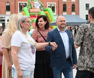 Ruda Śląska tańczy jak dawniej. Międzypokoleniowa potańcówka na rynku porwała tłumy