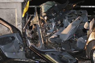 Przywalił w most i po aucie