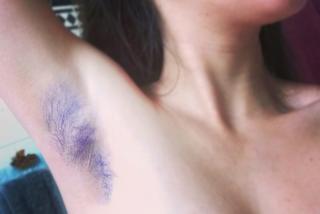 Kolorowe włosy pod pachami