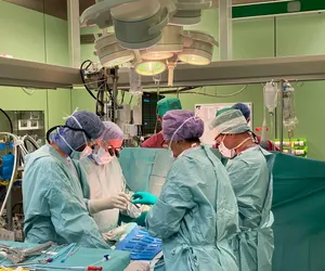 Czekał miesiąc i w końcu się udało! Przeszczep serca uratował życie 23-latka 