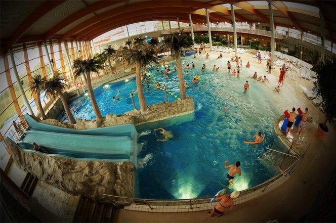 Aquapark Wrocław. Brochów i Wrocławski Park wodny. Ile kosztuje bilet? Czy trzeba mieć czepek? Sauny, zjeżdżalnie i przydatne informacje