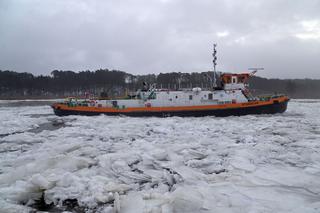 Lodołamacze kruszą lód na Odrze