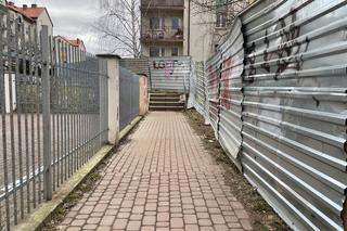 Mieszkańcy nie mogą już korzystać z popularnego skrótu. To teren prywatny dewelopera. „Niech nas pozamykają na osiedlu”