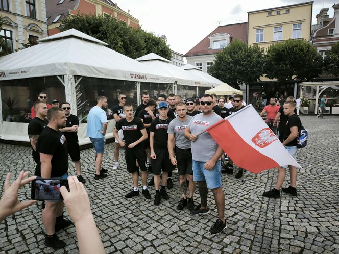 Manifestacja pod hasłem "Sto nielegalnej imigracji" w Lesznie