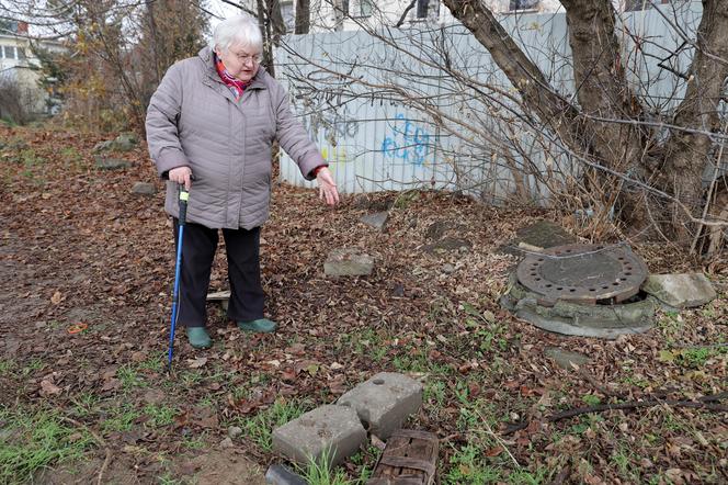 Błoto zamiast czystego chodnika. "Straciłam buta w tym bagnie!"