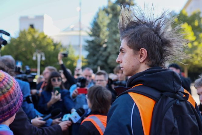 Ostatnie Pokolenie rozbiło namioty przed Sejmem. Domagają się prac nad ustawą o transporcie publicznym