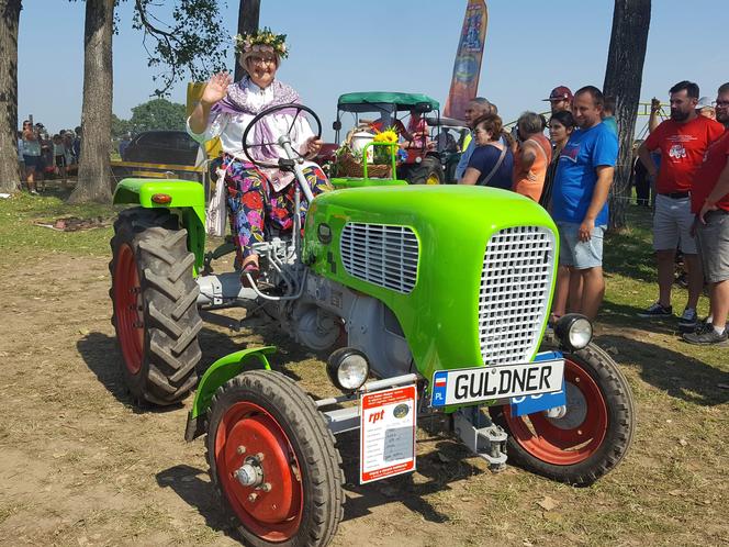 Festiwal starych ciągników w Wilkowicach. Setki maszyn, tysiące widzów i upał