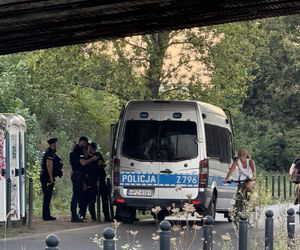 Wypadek na Bulwarach Wiślanych. 15 latka spadła z mostu.