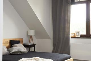 Minimalistyczna szara sypialnia na poddaszu
