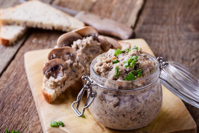 Obłędnie prosta i pyszna pasta pieczarkowa z jajkiem