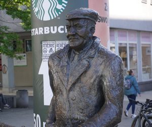 Pomnik Starego Marycha na ulicy Półwiejskiej 