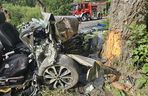 Samochód z czteroosobową rodziną uderzył w drzewo. Tragiczny wypadek na trasie Górowo Iławeckie – Kamińsk