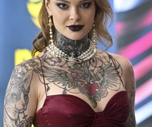 Monika Miller cała na czerwono! Zaszalała z kreacją. Dobrała do niej perły