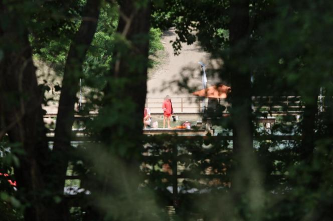 10-letni Timi utonął w jeziorze. Na plaży płoną znicze