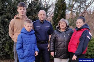 Pomaga potrzebującym nie tylko na służbie! Policjant przyjął uchodźców z Ukrainy
