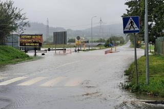 Jelenia Góra zalana. Pod wodą jest już 30 domostw, wiele dróg jest nieprzejezdnych 