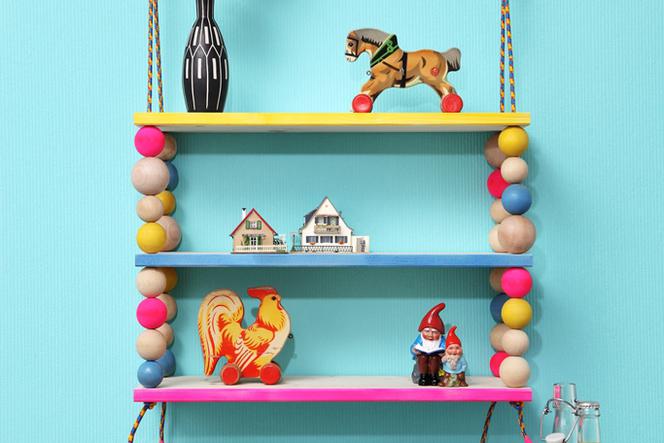 Zrób to sam: kolorowa półka z drewna do pokoju dziecka i nastolatka!