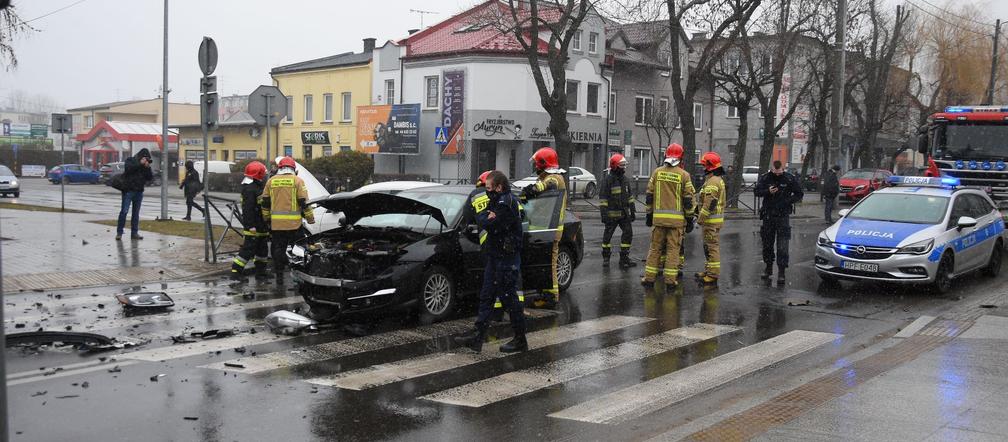 Bełchatów: Wypadek w centrum miasta! Na skrzyżowaniu zderzyły się dwa auta