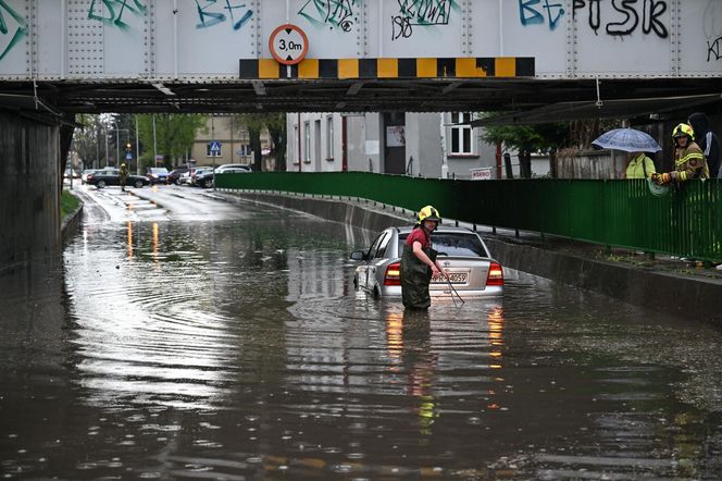 Potężne burze nad Podkarpaciem. Grad, wicher i potoki deszczu, jak w środku lata!