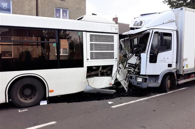 Wypadek w Wieszowej. Sześć osób rannych w zderzeniu ciężarówki z autobusem [ZDJĘCIA]