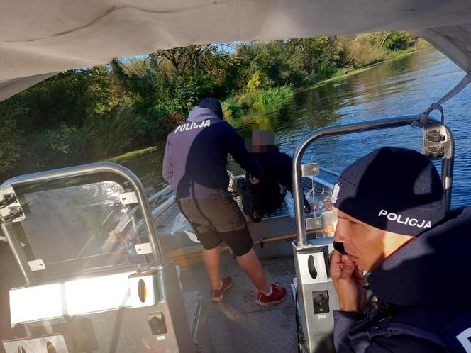 Desperacko machał rękoma, bo liczyła się każda sekunda. W pobliżu byli policjanci