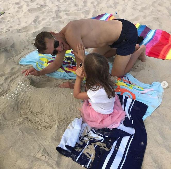 Rafał Mroczek z córką Zosią na plaży